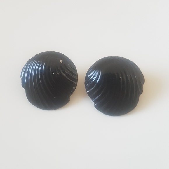Black Shell-Shaped Earrings - Picture 4 of 8